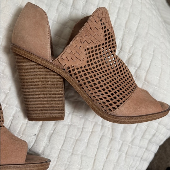 Vince Camuto Tan Peep-Toe Leather Block Heels 8.5M/39 Mesh Like New - Picture 8 of 16